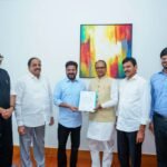ఎల్నినో ప్రభావం కారణంగా రాష్ట్రంలో వర్షాభావ పరిస్థితులను ఎదుర్కొనడంలో కేంద్ర ప్రభుత్వం అవసరమైన సహకారం అందించాలని ముఖ్యమంత్రి శ్రీ ఎ. రేవంత్ రెడ్డి గారు కేంద్ర వ్యవసాయ, గ్రామీణాభివృద్ధి శాఖ మంత్రి శ్రీ శివరాజ్ సింగ్ చౌహాన్ గారిని కోరారు. దక్షిణ రాష్ట్రాల వ్యవసాయ సదస్సులో పాల్గొనడానికి శ్రీ శివరాజ్ సింగ్ చౌహాన్ గారు హైదరాబాద్ వచ్చిన సందర్భంగా ముఖ్యమంత్రి గారు వారిని కలిసి వర్షాభావం, రాష్ట్రంలో నెలకొన్న పరిస్థితులను కేంద్ర మంత్రికి వివరించారు.మంత్రులు తుమ్మల నాగేశ్వరరావు గారు, పొంగులేటి శ్రీనివాసరెడ్డి గారు, రాష్ట్ర ప్రభుత్వ ప్రధాన కార్యదర్శి సంజయ్ జాజు గారు, ఇతర ఉన్నతాధికారులతో కలిసి ప్రస్తుత వర్షాభావ పరిస్థితుల నేపథ్యంలో రాష్ట్రానికి అవసరమైన సహకారం అందించాలని కోరుతూ వివరాలతో వినతిపత్రాన్ని అందజేశారు. వర్షాభావ పరిస్థితుల నేపథ్యంలో వ్యవసాయ రంగంలో విద్యుత్ వినియోగం గణనీయంగా పెరిగిందని తెలిపారు. అలాగే, తాగునీరు, విద్యుత్ కొరత తలెత్తకుండా రాష్ట్ర ప్రభుత్వం ముందస్తు ప్రణాళికలు సిద్ధం చేసిందని వివరించారు. ఎల్నినో నేపథ్యంలో రాష్ట్రంలో ప్రత్యామ్నాయ పంటల వైపు రైతులను ప్రోత్సహిస్తున్నామని ముఖ్యమంత్రి గారు చెప్పారు. పంటల మార్పిడిపై రైతులను ప్రోత్సహించాల్సిన అవసరాన్ని గుర్తించి రాష్ట్రానికి అవసరమైన సహకారాన్ని అందించాలని కోరారు. ప్రత్యామ్నాయ పంటలను ప్రోత్సహించాలన్న ఆలోచనతో 250 ఎకరాల్లో అంతర్జాతీయ ప్రమాణాలతో పండ్లు, కూరగాయల మార్కెట్ ఏర్పాటు చేస్తున్నామని ఈ సందర్భంగా చెప్పారు.PMAYG పథకంలో భాగంగా మొదటి విడతగా రాష్ట్రానికి 2 లక్షల ఇండ్లను కేటాయించిన విషయాన్ని ఈ సందర్భంగా ప్రస్తావిస్తూ అందుకు కేంద్ర మంత్రి గారికి ముఖ్యమంత్రి గారు కృతజ్ఞతలు చెప్పారు. రాష్ట్రంలో 11,56,915 అర్హులైన గ్రామీణ కుటుంబాలకు ఇండ్లు మంజూరు చేయాలని గత జూలైలో కేంద్రమంత్రికి ఢిల్లీలో వినతిపత్రం అందించిన విషయాన్ని ప్రస్తావించారు. రాష్ట్రంలో డిమాండ్కు అనుగుణంగా మిగిలిన 9.56 లక్షల ఇండ్లను కేటాయించాలని ఈ సందర్భంగా కేంద్రమంత్రి గారిని కోరారు. దేశంలో ఎక్కడా లేని విధంగా పేదలకు రేషన్ షాపుల ద్వారా సన్నబియ్యాన్ని అందిస్తున్నామని, అలాగే సన్న వడ్లకు రూ. 500 బోనస్ను అందించి ప్రోత్సహిస్తున్నామని వివరించారు.